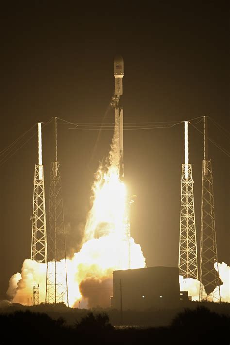 SpaceX发射首批60颗互联网卫星-爱云资讯