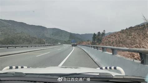 G35济广高速979公桩+700米（景德镇段）由南往北往安徽方向……
