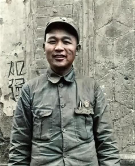 开国十大大将年轻时的珍贵彩色照片，图一为“中国的战略家”粟裕