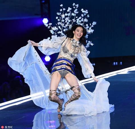 中国超模身穿CHANEL 2021 春夏高级成衣系列……|五月|春夏|芭莎_新浪新闻
