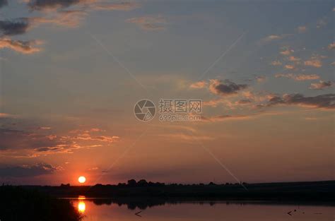 在河日落风景的日落草高清图片下载-正版图片506124203-摄图网