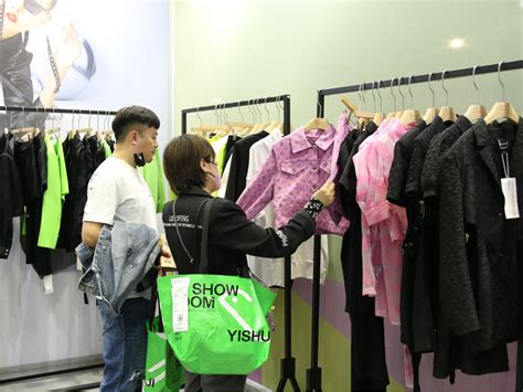 龙华区携10家大浪时尚小镇品牌亮相2023中国国际服装服饰博览会（春季）
