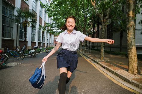 温柔奔跑的女生头像