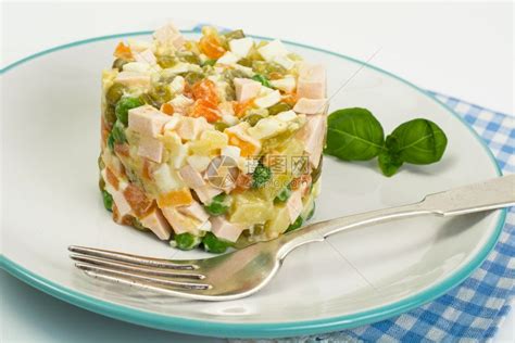新年传统的俄罗斯沙拉米莫萨配有罐头鱼土豆奶酪高清图片下载-正版图片506318245-摄图网