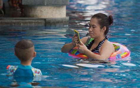 福州一女婴游泳池溺水 母亲玩手机没有察觉 - 2018年8月31日, 俄罗斯卫星通讯社