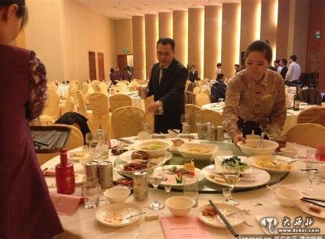 记者曝光北京公务宴 每桌八千才像样_公益频道_凤凰网