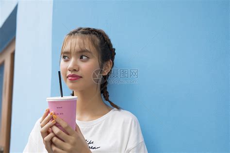 甜美女生头像手拿饮料