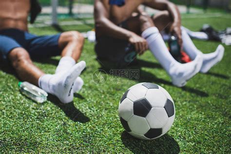 球员踢足球过程中休息高清图片下载-正版图片502047295-摄图网