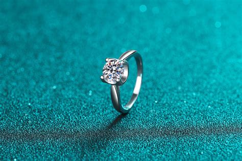 18K白金钻戒扭臂牛头款培育钻钻石戒指女50分1克拉求婚结婚钻戒-阿里巴巴