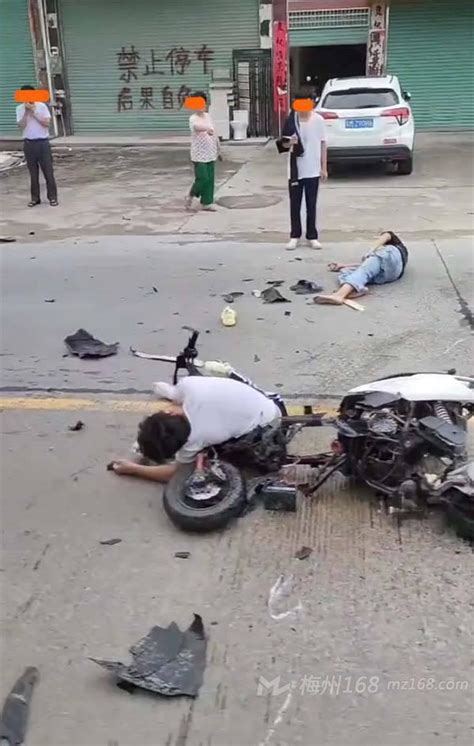 惨烈！摩托车撞散架了，两人倒在地上…