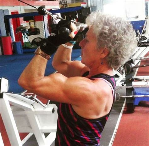 70岁奶奶硬拉270斤，平板支撑负重140斤，完爆99%的年轻人！-健身常识-健身常识