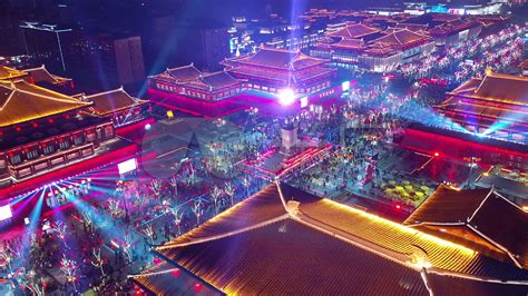 西安：大唐不夜城文化表演吸引游客游览