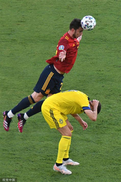 西班牙vs瑞典最后时刻，伊布在禁区内用肩狠狠撞倒了AZP-直播吧zhibo8.cc