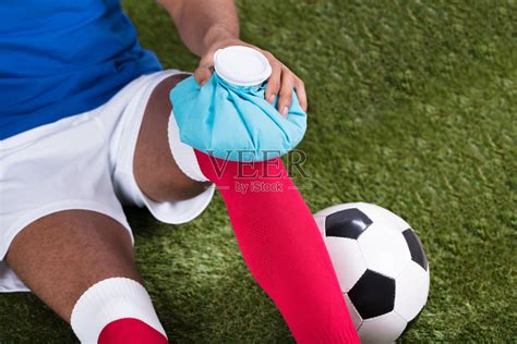 男性踢足球受伤高清图片下载-正版图片501781211-摄图网