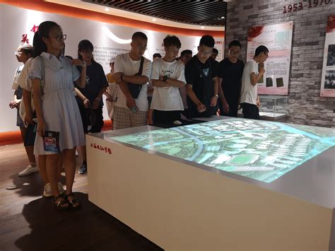 荣昌区宝城中学学生到科技馆气象展区参观学习