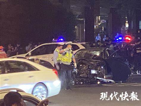 南京新街口深夜多车相撞 现场有人受伤倒地_手机新浪网