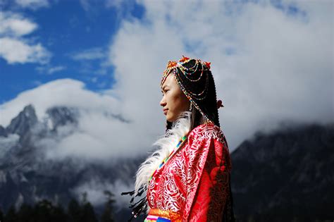 女人,藏族,特色服装,演出服,珠穆朗玛峰,青少年,纹理效果,纺织品,雪,珠宝,摄影素材,汇图网www.huitu.com