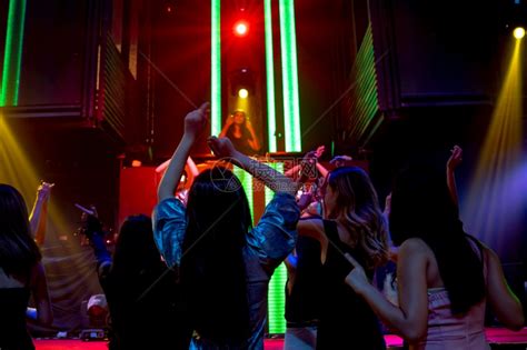 年轻人在夜总会跳舞高清图片下载-正版图片503584461-摄图网