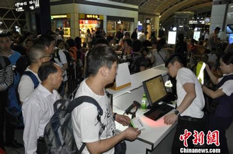 雷阵雨致成都机场近万名旅客滞留机场_凤凰网