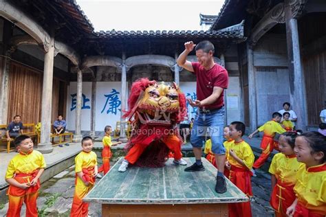 安徽黄山：学非遗舞狮 过快乐暑假-人民图片网