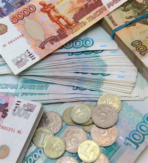 数字屏幕上的美元和俄罗斯卢布纸币，附有兑换图、美元卢布贬值概念高清摄影大图-千库网