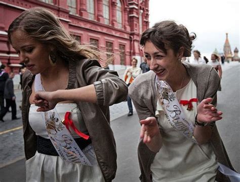 实拍俄罗斯女子军校 学防御针线烹调跳舞