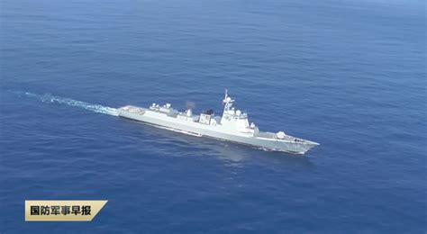 052DL型导弹驱逐舰“南宁”舰离开阿联酋