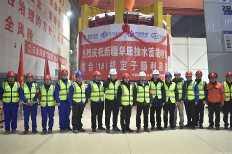 中国电力建设集团 水电建设 新疆阜康抽水蓄能电站首台机组定子顺利吊装就位