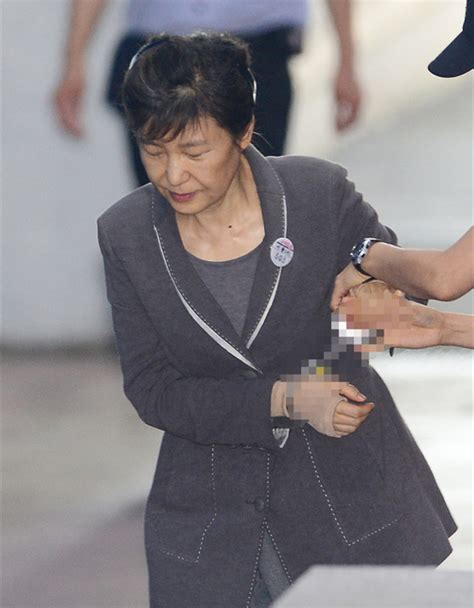 朴槿惠庭审时旁听大叔高喊要提问 被罚50万韩元_凤凰资讯
