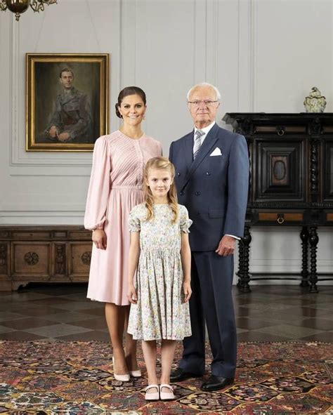 瑞典王室官宣8岁小公主生日照！穿复古花裙好美，未来女王范十足|奥斯卡|夏洛特|埃斯特尔_新浪新闻