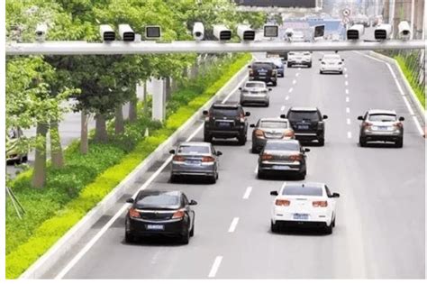 高速公路上龟速行驶更危险 一旦被查不仅罚款还扣分-新浪汽车