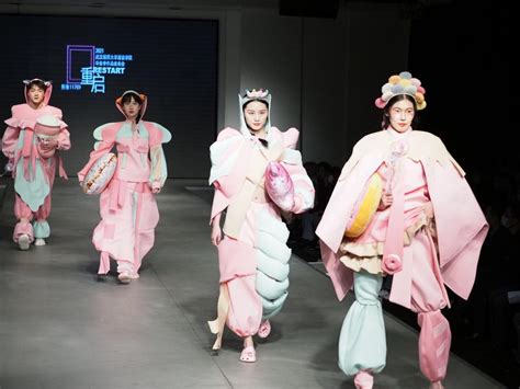 《尚+》2021年武汉纺织大学服装学院毕业季时装作品发布会开幕-武汉纺织大学新闻文化网