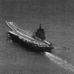 山东舰航母编队通过台湾海峡，台媒称台军“绵密监控”