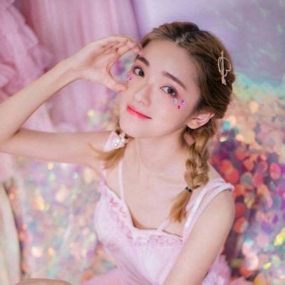 头像甜美女生粉红色衣服