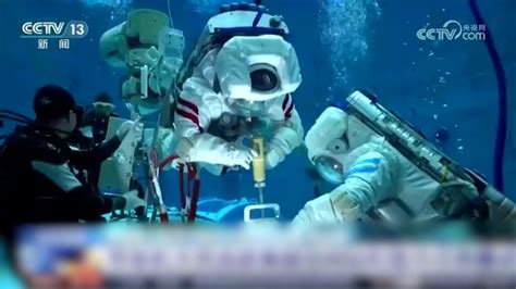 美国登录月球，宇航员在月球行走的珍贵视频！
