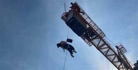 【安全生产月】工人晕倒在60米高塔吊！夏季这些安全事项要注意