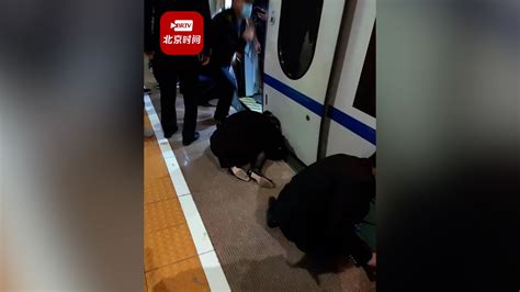 儿童掉入站台缝隙工作人员紧急叫停高铁营救 车站：孩子救上来了，没受伤_北京时间