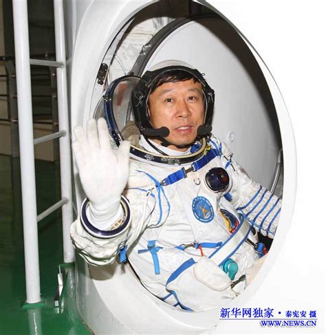 揭秘备份航天员不是主角的英雄 55岁老将邓清明的故事是怎样的 _八宝网
