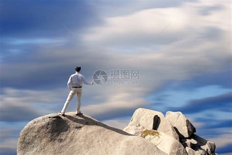年轻人站在悬崖的边缘看着一高清图片下载-正版图片507085719-摄图网