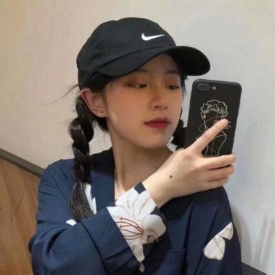 甜美女生头像戴帽子