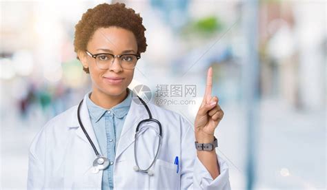年轻的非洲裔美国医生女人穿着医用外套高清图片下载-正版图片503900131-摄图网