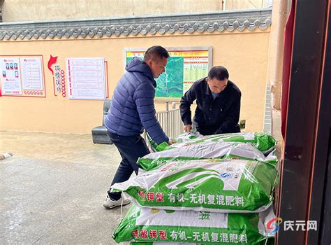 小梅镇农技员指导农户做好油菜田间管理-龙泉新闻网