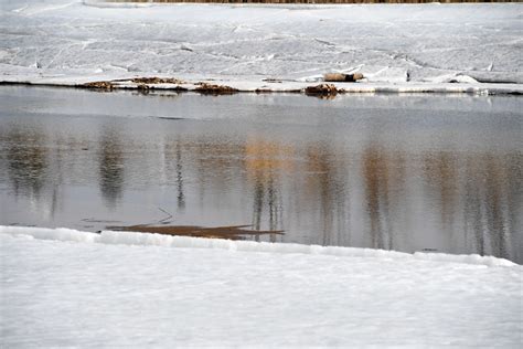 长春伊通河开始融化 冰与水交织 切勿上冰涉险