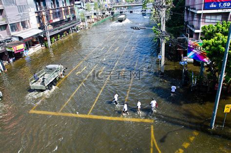 灾害再次来袭！比利时小镇遭遇数十年来最严重洪水
