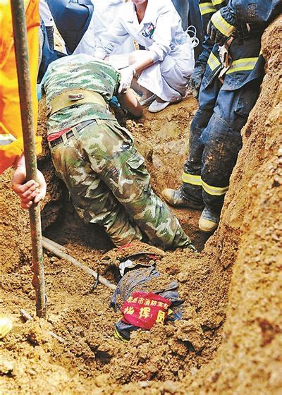 消防员救援时被埋 遇难后仍保持托举救人姿势|农民工|消防员_新浪新闻