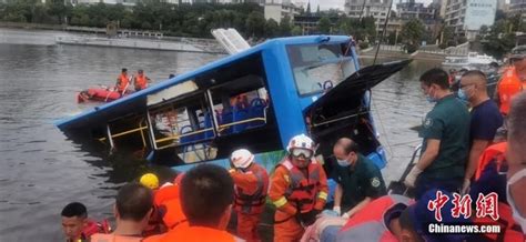 贵州公交车坠湖瞬间曝光，有高考生在车内！已救出36人，21人无生命体征…