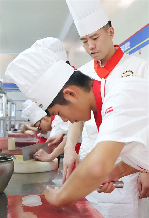 【师说】中餐教师张成东：教授学生专业技术，培养综合素质_重庆新东方烹饪学校