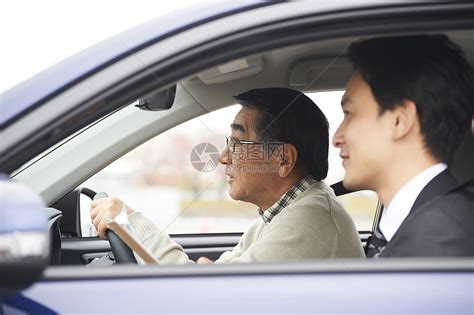 开车执照70多岁高级驾驶学校驾驶高清图片下载-正版图片502178587-摄图网