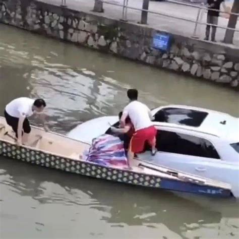 女子驾车坠入河中，3名小伙连忙划龙舟过去……_男子划龙舟被雷击中落水失联_梁浩_女事主