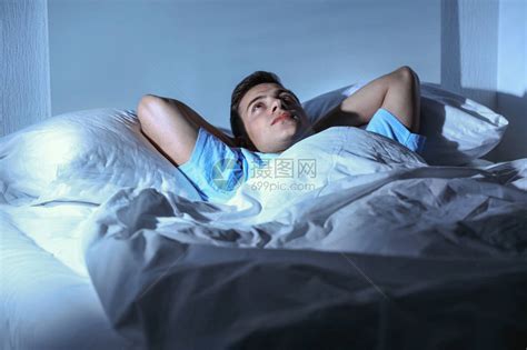 年轻人晚上躺在床上睡觉时失眠高清图片下载-正版图片503870784-摄图网